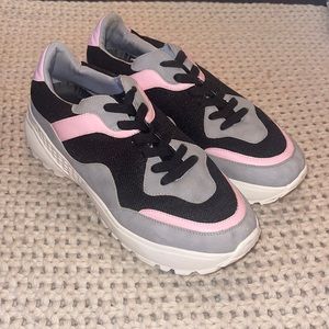 Size 11 women’s tennis shoes